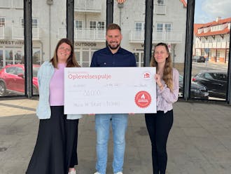 Overrækkelse af støttekroner til Musik på Torvet