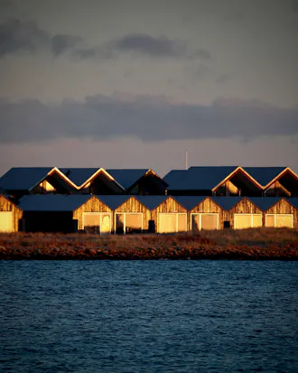 Slusehusene ud til vandet i Hvide Sande