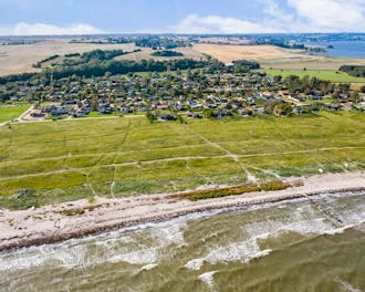 Luftfoto over Diernæs Strand og kystlandskabet