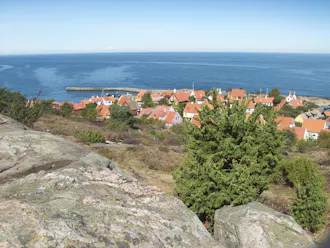 Udsigt over huse og vandet fra en udsigtsplatform på Bornholm