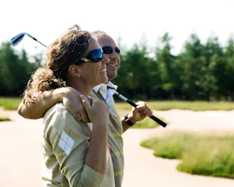 Par som er ude at spille golf