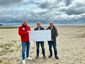 Overrækkelse af støttekroner til Danmark Dejligst i Hejlsminde