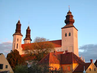 Visby_domkyrka_i_solnedgången.jpg