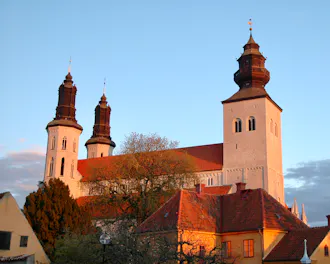 Visby_domkyrka_i_solnedgången.jpg
