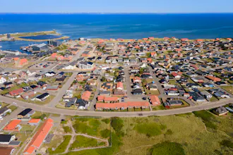 Luftfoto over det gamle boligkvarter i Hvide Sande strand og by.