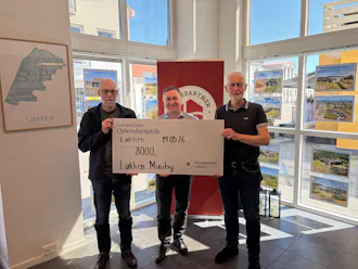 Løkken Miniby får overrakt check