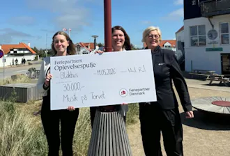 Overrækkelse af støttekroner fra Feriepartner Blokhus til Musik på Torvet