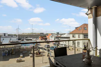 Udsigt over Hvide Sande by fra en ferielejlighed i handelsgaden.