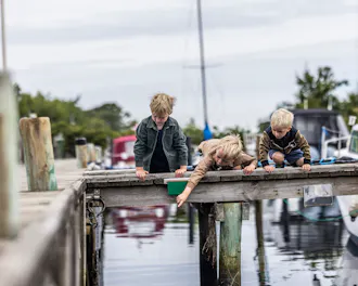 Drenge på skattejagt på Hjarnø